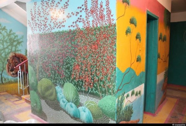 Разрисованные стены в подъезде