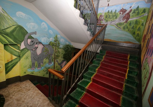 Роспись лестничных пролетов в детском саду