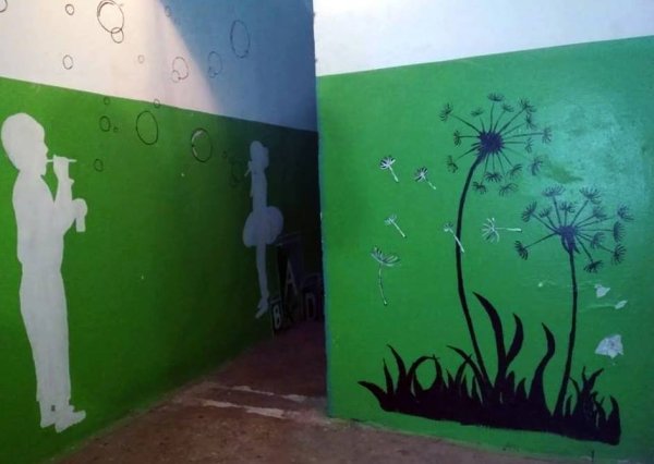 Украшение стен в подъезде