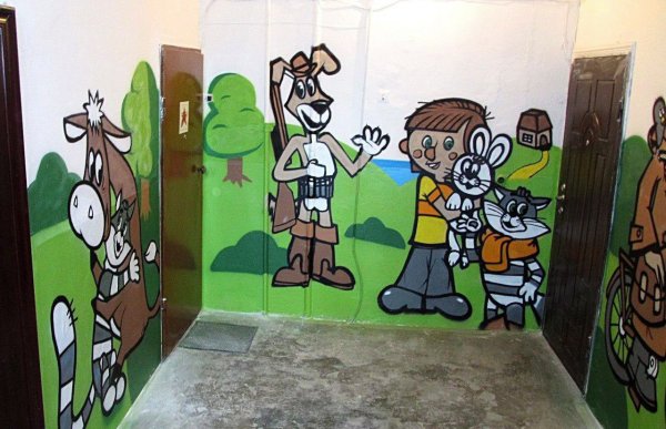 Граффити на стенах в подъезде