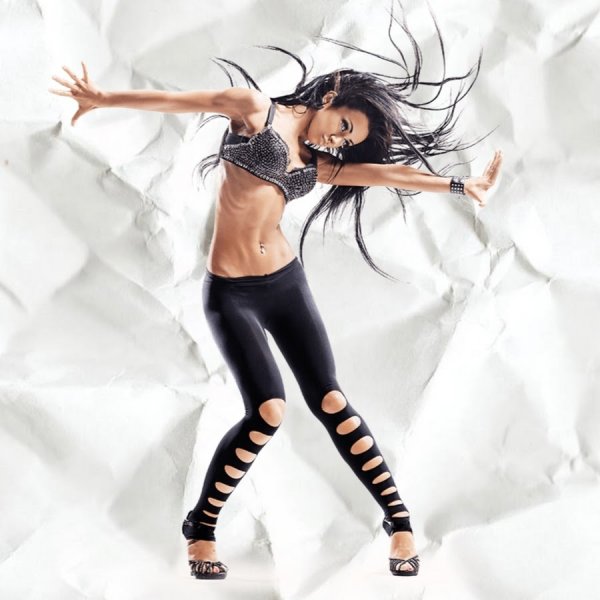 Девушка танцует на белом фоне