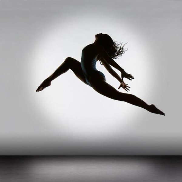 Силуэт девушки в танце