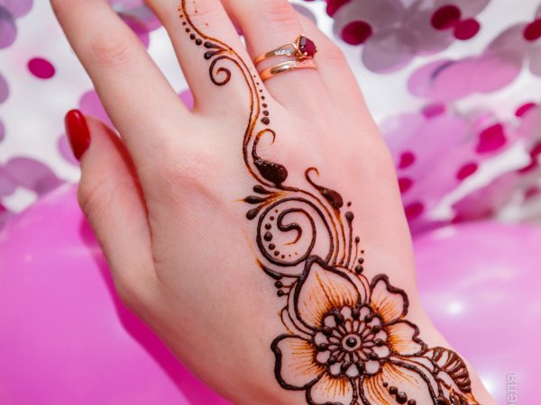 Мехенди на руке