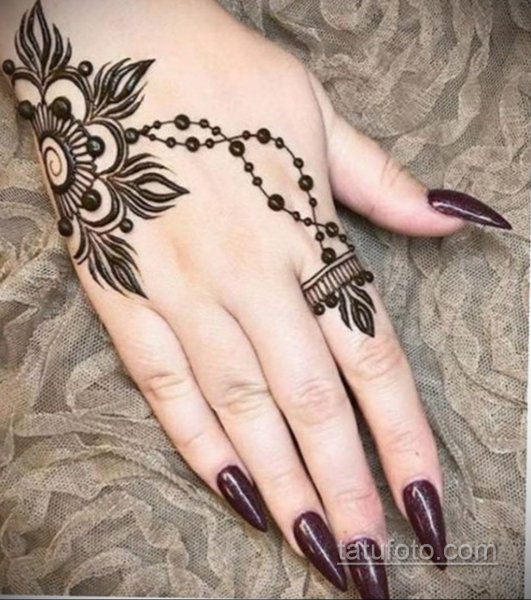 Мехенди на руке белой хной