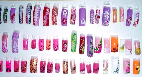 Красиво разукрашенная накладные ногти