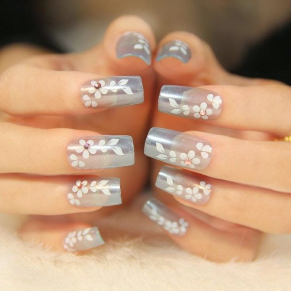 Накладные ногти с ромашками