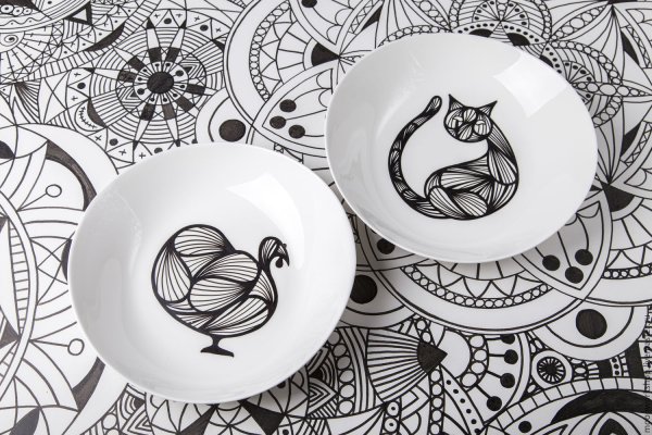 Тарелка с графическим рисунком