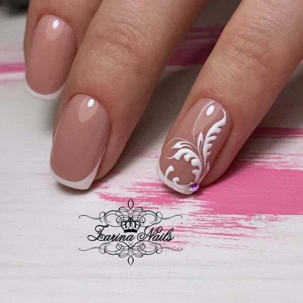 Френч с вензелями на ногтях