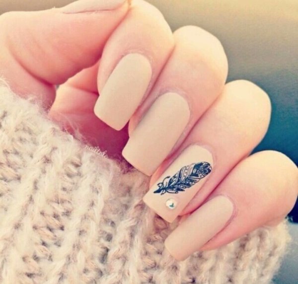 Перо на ногтях