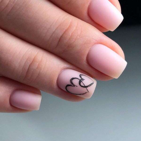 Ногти розовые с белым рисунком