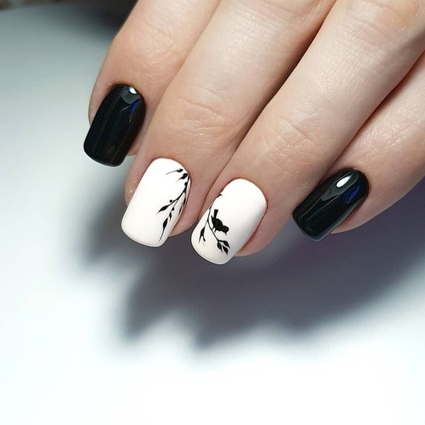 Гелевые ногти черно белые