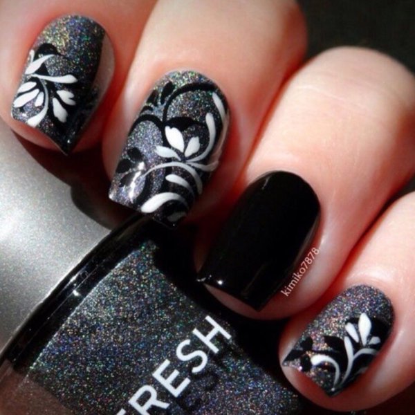 Маникюр на темном фоне