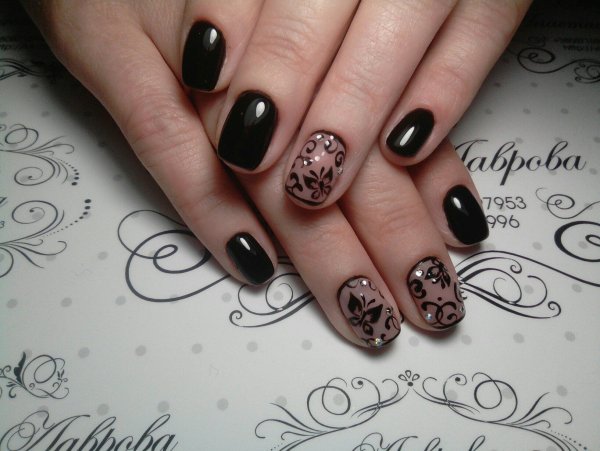Маникюр в черно коричневом цвете