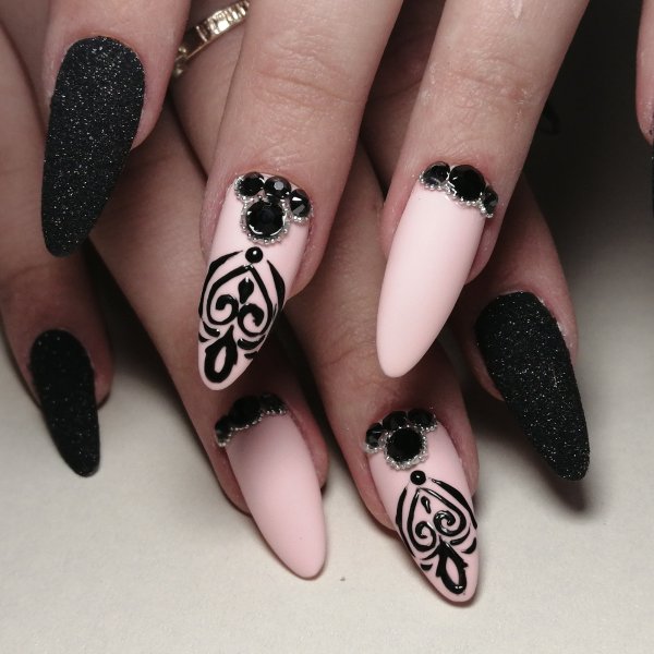 Красивые черные ногти