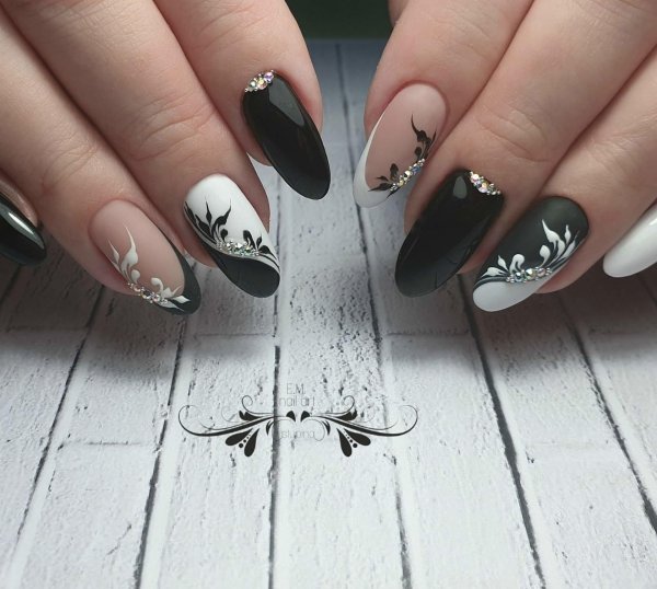 Гелевые ногти черно белые