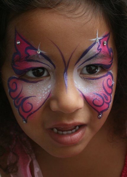 Бабочка на лице аквагрим у ребенка