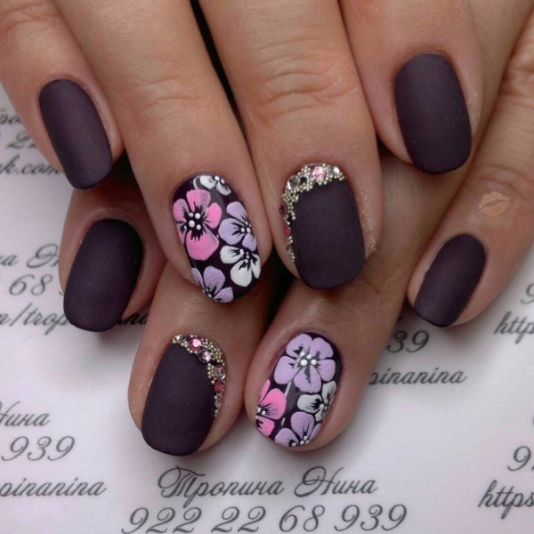 Матовый маникюр с цветочками