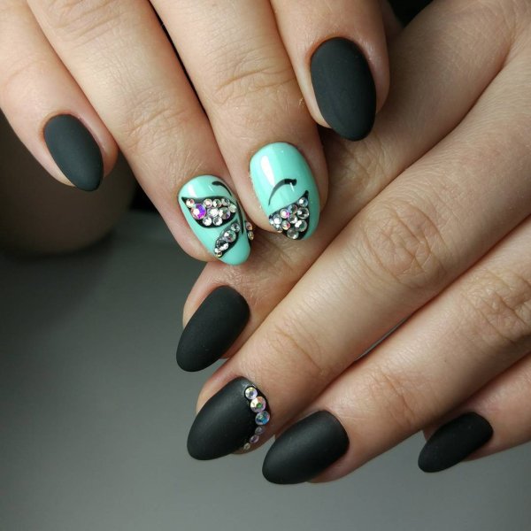 Маникюр бирюзовый с черным