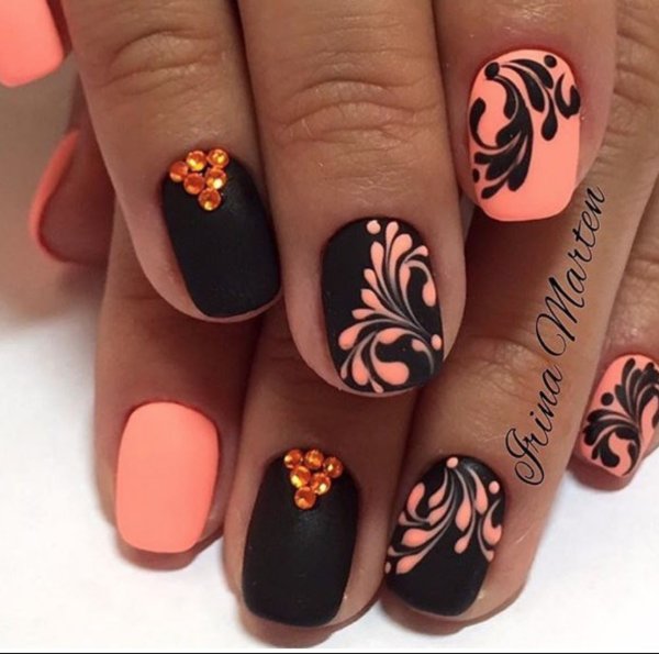 Маникюр персиковый с черным