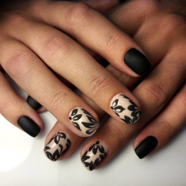 Необычный черный маникюр