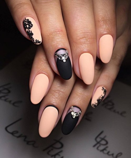 Маникюр бежевый с черным