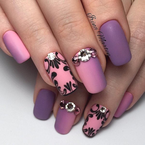 Сиреневые ногти матовые с узором