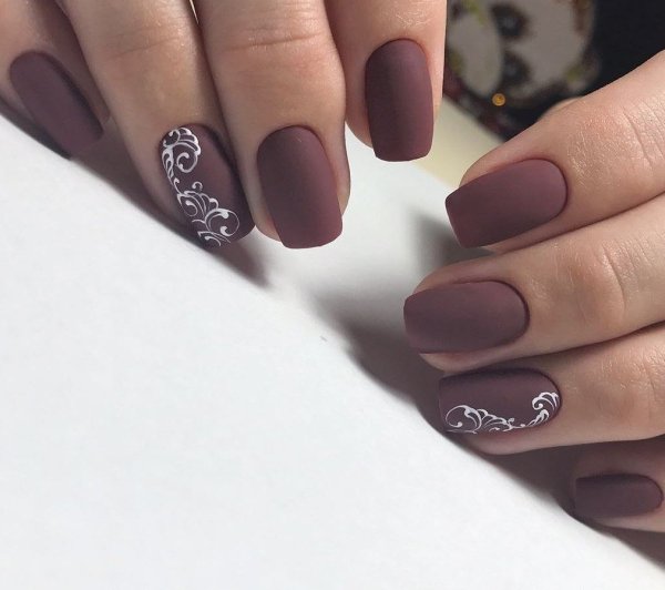 Бордовый маникюр с вензелями