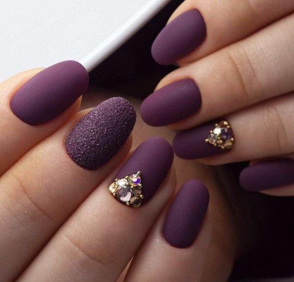 Фиолетовый матовый маникюр