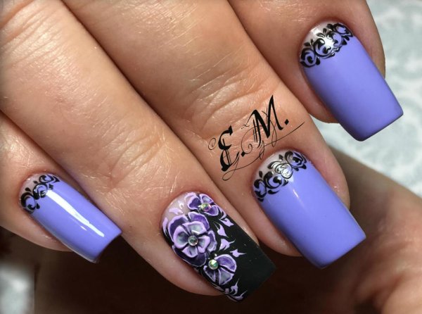 Маникюр фиолетовый с узорами