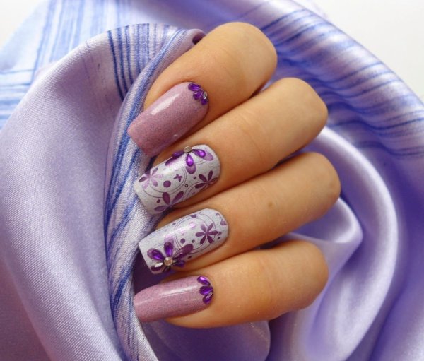 Маникюр нежные фиолетовые цветочки