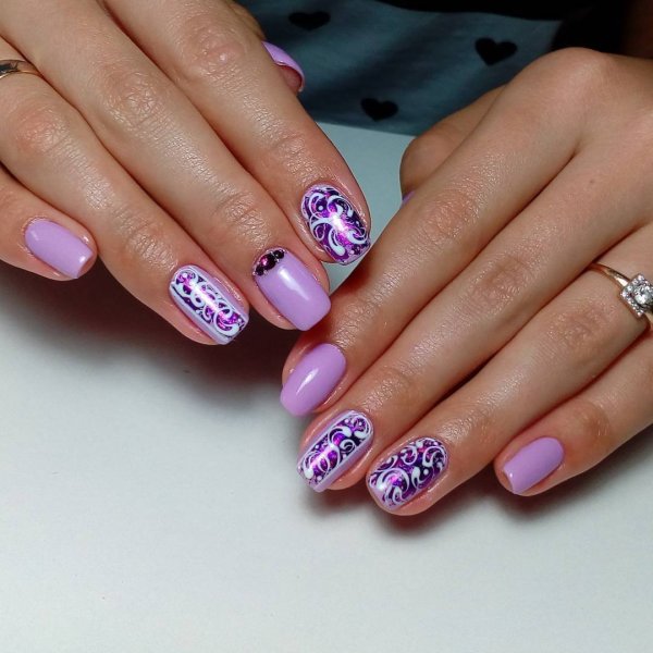 Фиолетовый маникюр с бабочками