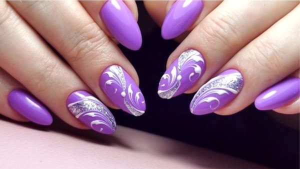Маникюр в сиреневых тонах с дизайном