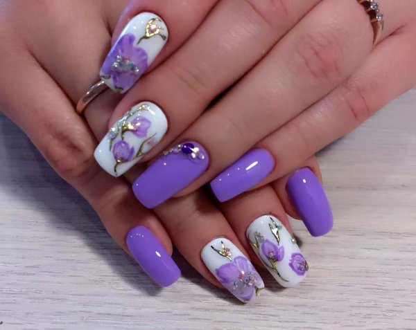 Сиреневый маникюр с цветочками