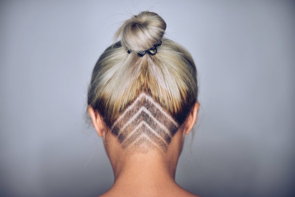 Выбритый затылок у девушек с длинными волосами