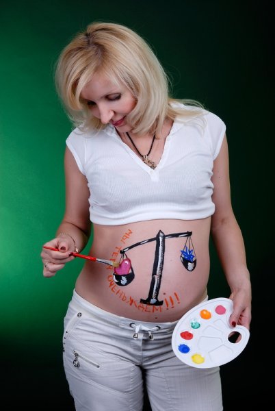 Рисование на животе беременных