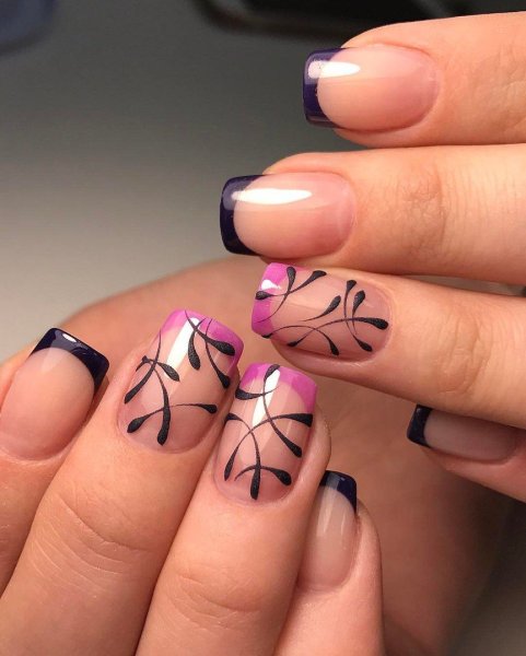 Маникюр с квадратными рисунком