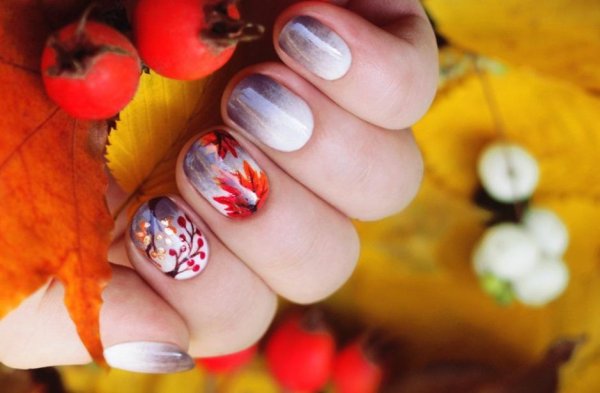 Педикюр осенними листьями