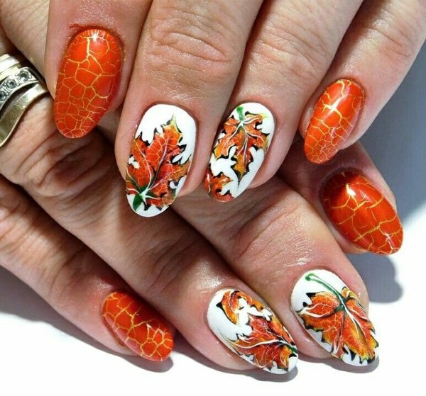 Жёлтый маникюр с листьями