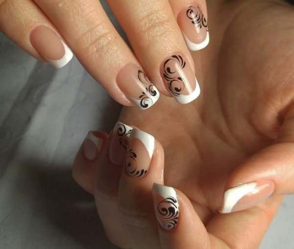 Маникюр френч белый с рисунком