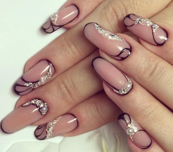 Французский маникюр со стразами