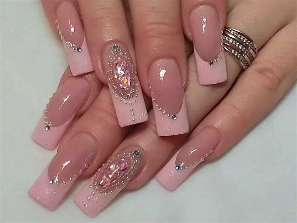 Маникюр френч с бабочками