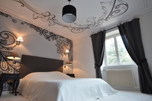 Натяжной потолок в спальне