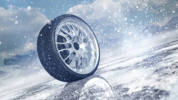 Колеса на зимней дороге