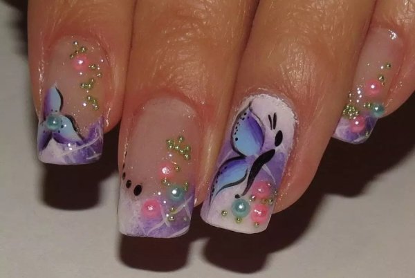 Френч маникюр с цветами и бабочками