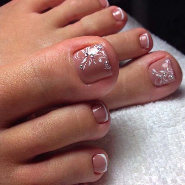 Педикюр дизайн нежный