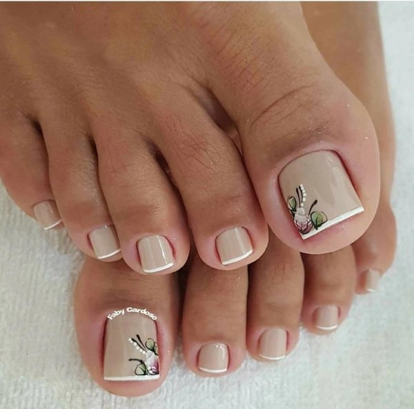 Педикюр френч