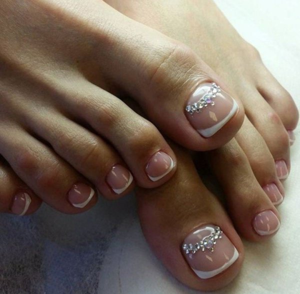 Французский маникюр на ногах