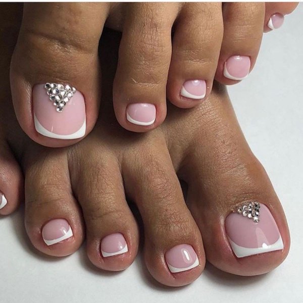 Педикюр френч