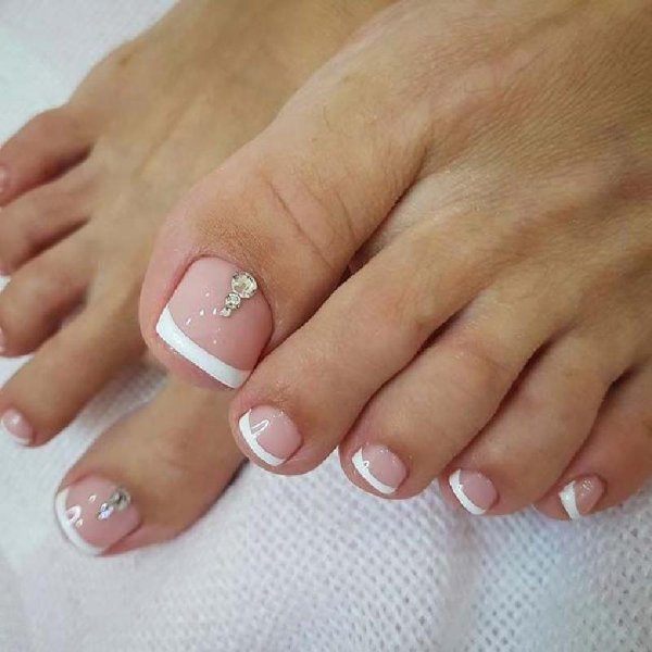 Красивый французский педикюр