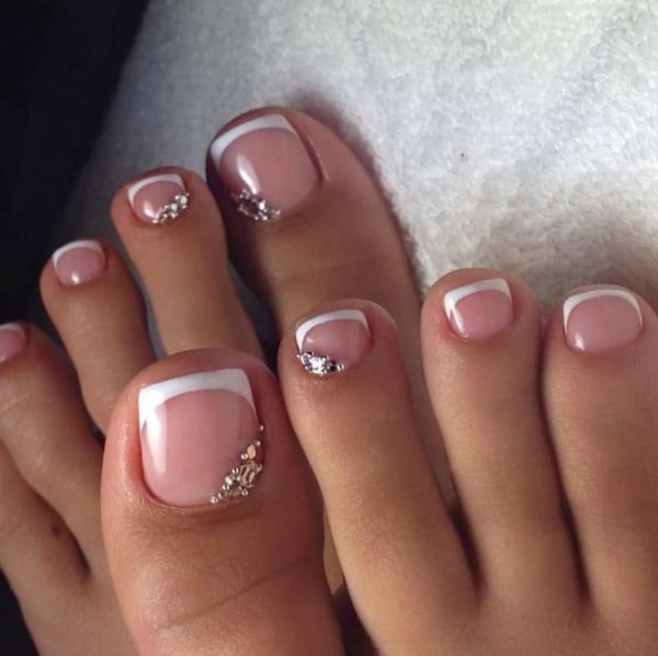 Педикюр френч